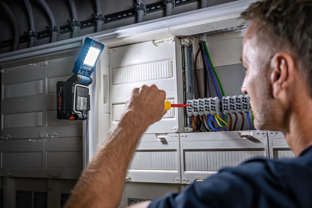 Bosch Professional Akülü El Fenerleri: İşinizi Aydınlatmanın Profesyonel Yolu