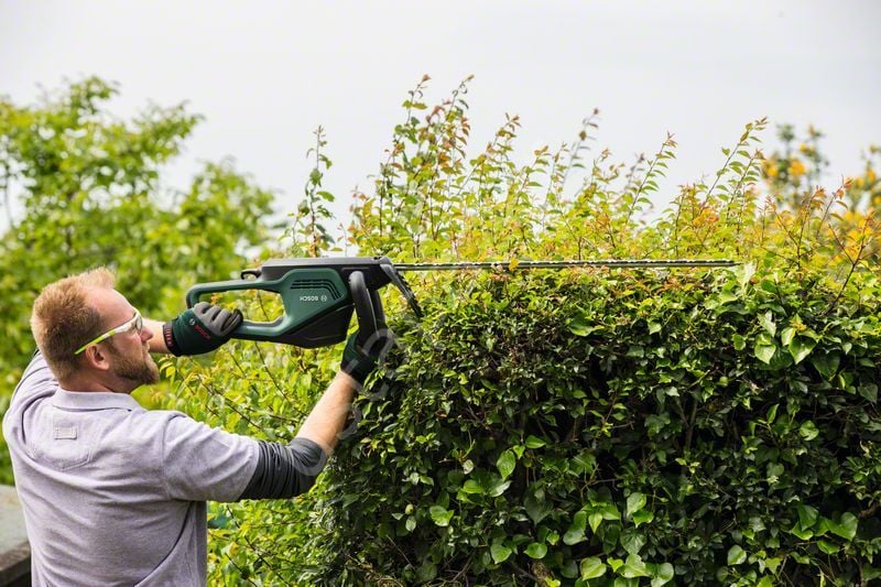 Bosch Universal HedgeCut 70 Çit Kesme Makinesi 06008C0900